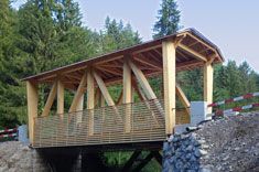 Holzbrücke ersetzt baufällige Betonbrücke