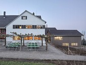 Photo de droite : le nouveau bâtiment en bois conçu par Timbatec