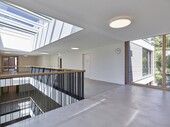 Viel Licht dank Oberlichtern und großen Fenstern