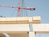 Der Knote: Stahlteile leiten die Last von der einen Stützen zur nächste. Quelle: Hochparterre