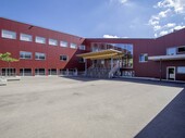 Une unité : à gauche, on voit le gymnase, à côté l'aile de liaison, à droite le bâtiment scolaire rénové