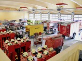 Hat ebenfalls in der Halle Platz: Feuerwehrmagazin samt Einsatzfahrzeugen