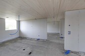 Vue intérieure sur le chantier avec le plafond de l'étage en bois