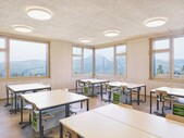 Salle de classe avec vue sur les montagnes