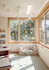 Salle de classe éclairée par une fenêtre en angle 