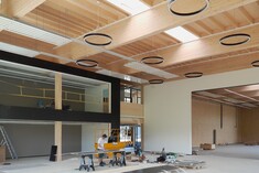 Industriehalle in Holzbauweise für TSUGAMI NP Swiss aufgerichtet