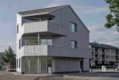 Ein Holzbau mit filigranen Stützen